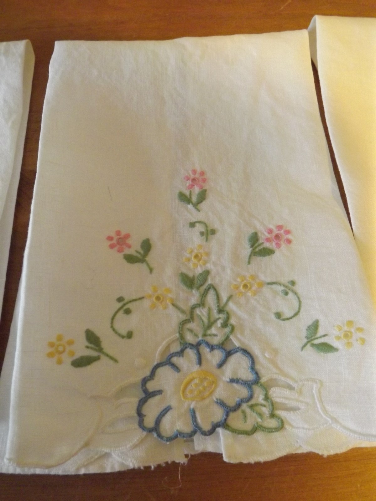 3 vintage LINEN HAND TOWELS GUEST TOWELS EMBROIDERED FLOWERS CUT OUTS