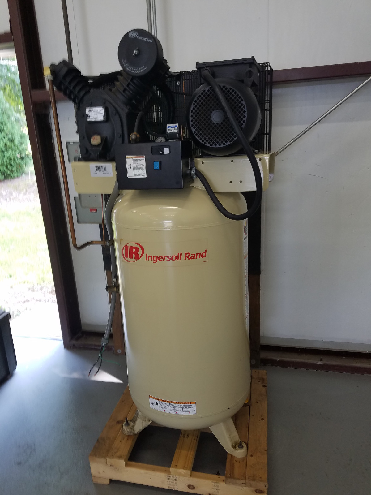 INGERSOLL RAND Electric Air Compressor 24 cfm, 2475N 7.5 HP  Vertical 80 Gallon