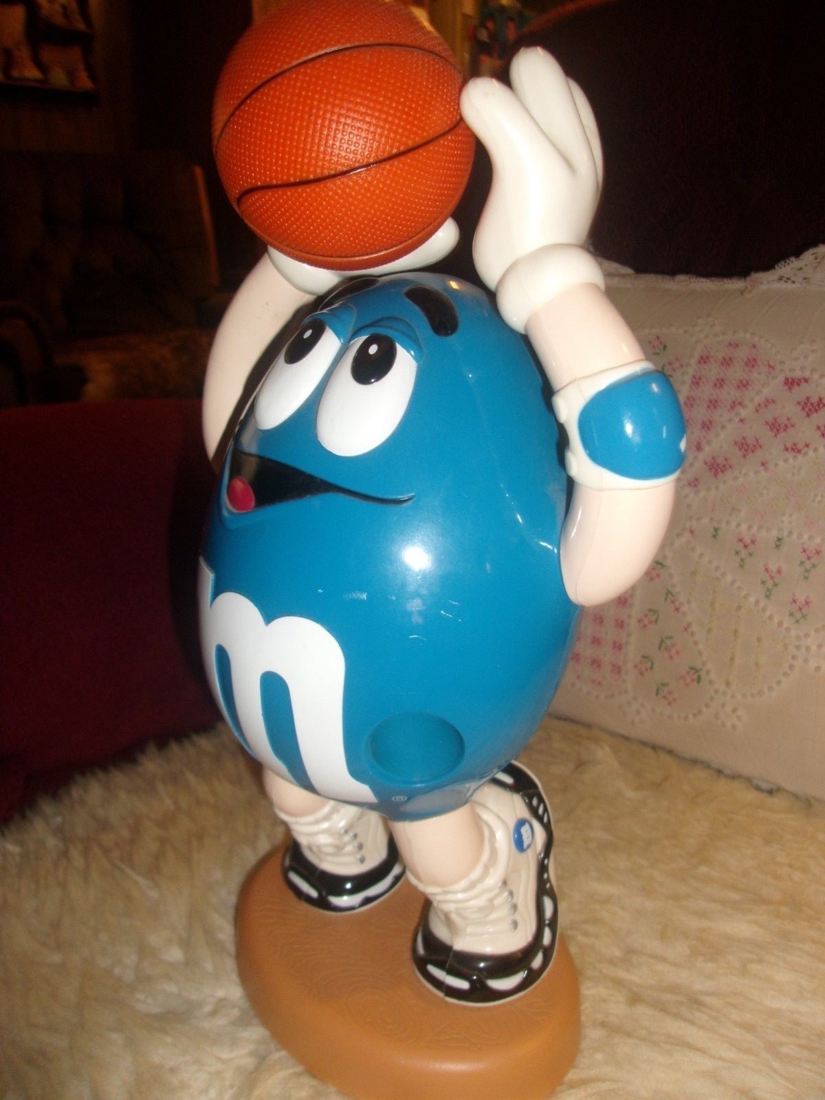 OFFICIAL M & M DISPENSER BASKETBALL PLAYER 12
