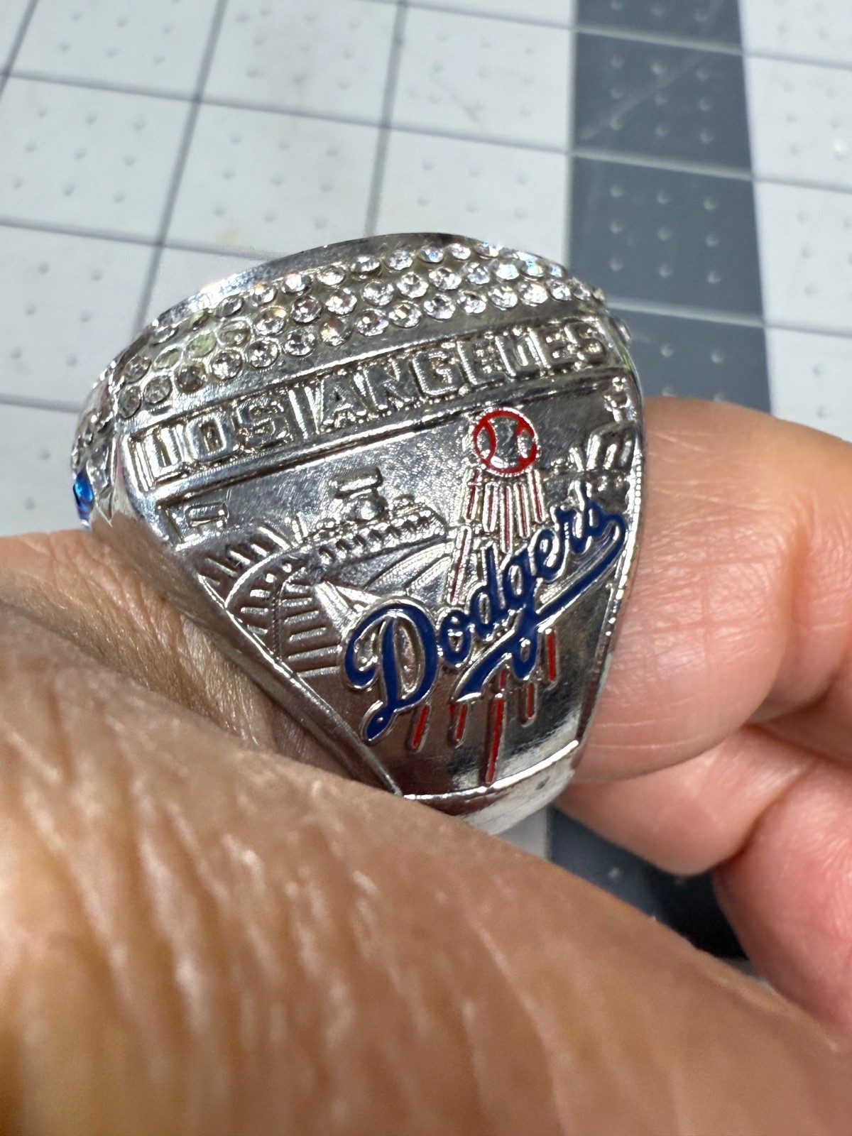 アクセサリー LA DODGERS CHAMPION RING & THOPHY 2020 LA Dodgers World Series Ring – Gold & Silver Pawn Shop