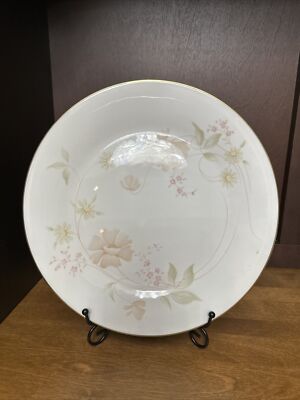 Royal Doulton Vogue Collection Allure Pattern 10  Dinner Plates England Vintage