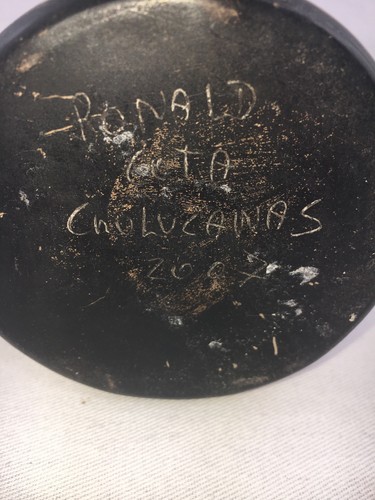 Signed HAND CRAFTED CERAMIC VASE Chulucanas Peru Pottery 2007 Ronald Cota