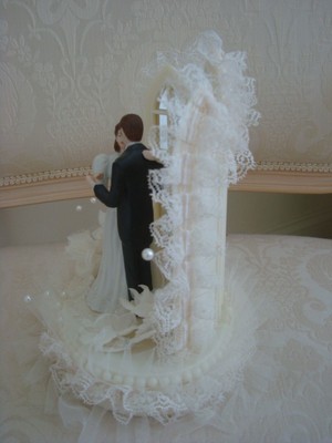 AWESOME BRIDE & GROOM WEDDING CAKE TOPPER WITH MIRRORED ARCHES ***SO UNIQUE***