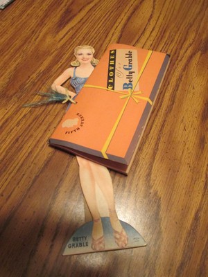 BETTY GRABLE PAPERDOLLS MINT ORIGINAL RARE UNCUT 1942 WHITMAN #972 CLOTHES IN BO