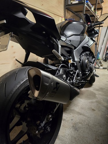 Yamaha YZF-R1 2015 - 2025 Akrapovic Titanium M1 Style Slip Yamaha YZF-R1 2015 - 2025 Akrapovic Titanium M1 Style Slip
