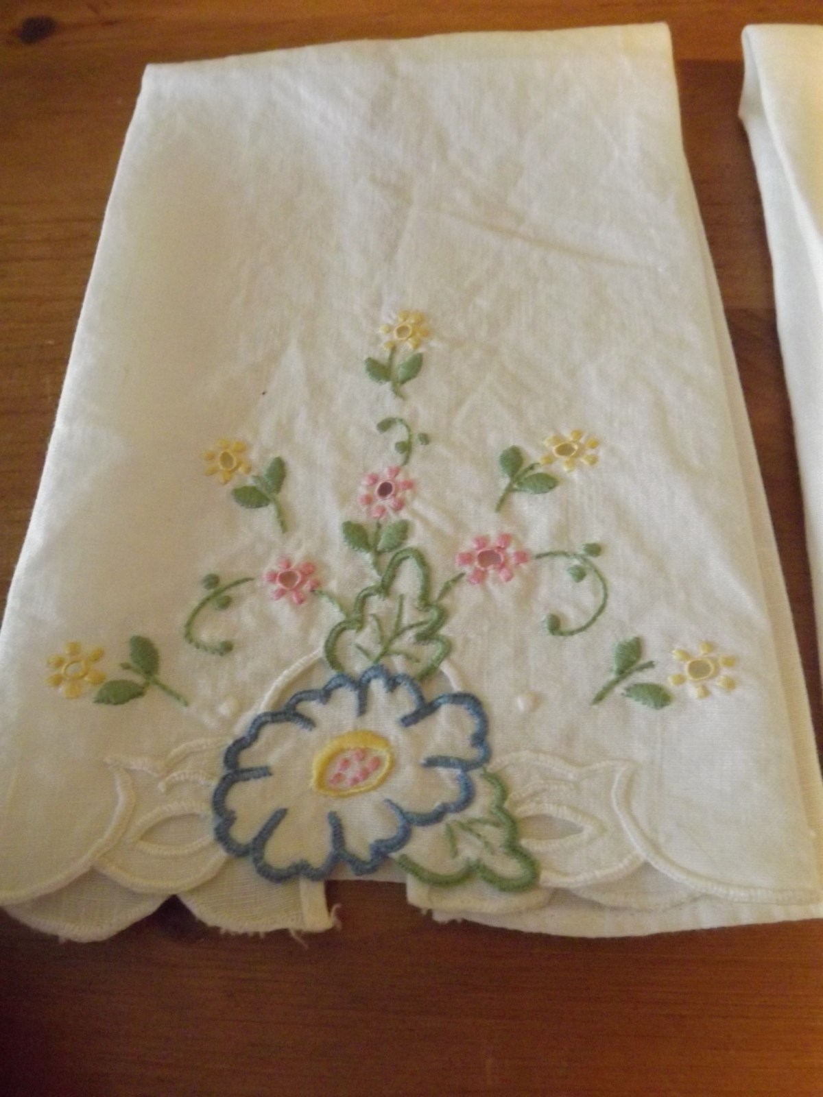 3 vintage LINEN HAND TOWELS GUEST TOWELS EMBROIDERED FLOWERS CUT OUTS