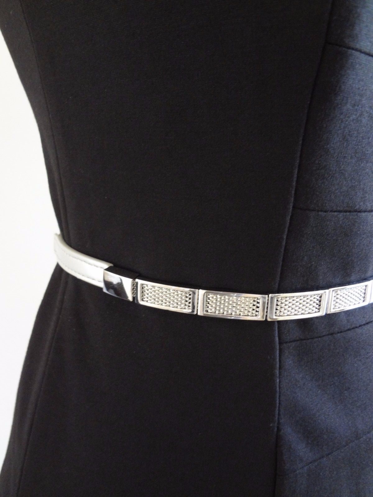 WHITE HOUSE BLACK MARKET Silvertone Mesh Skinny Stretch Belt - M (8/10) - NWT