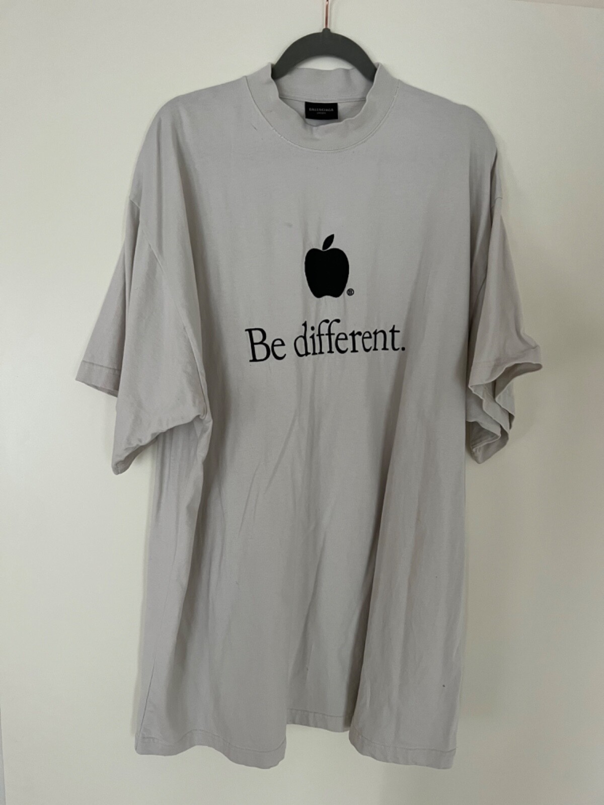 BALENCIAGA Be different刺繍Tシャツ アップル 【公式通販】