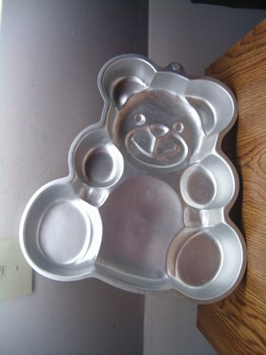 NICE 1982 LARGE WILTON TEDDY BEAR HUGGABLE CUB SHAPED CAKE PAN 502-3754