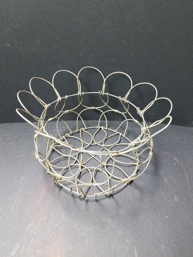 VINTAGE / ANTIQUE WIRE FOLDING COLLAPSABLE CHICKEN EGG BASKET