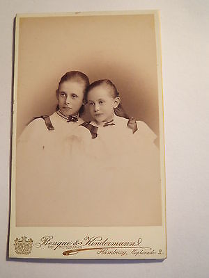 Hamburg - Paar - 2 Kinder - Mädchen halten die Köpfe zusammen - Portrait / CDV
