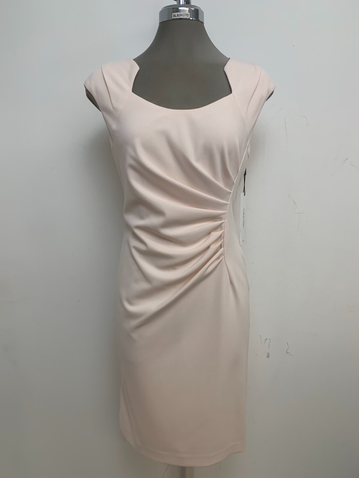 НОВОЕ изысканное платье-футляр из цветущего крепа Calvin Klein NWT с необычным вырезом, размер 10