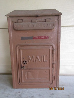 PRIMITIVE METAL USPS LETTER MAILBOX - DOOR IS LOCKED NO KEY - WALL HANGING