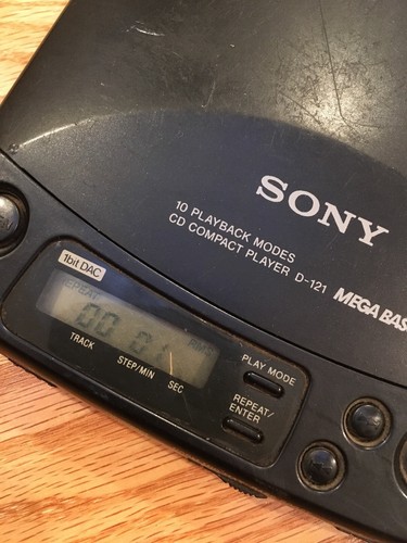 Sony Discman D-121 Personal Compact Disc CD Player Mega Bass Made in Japan