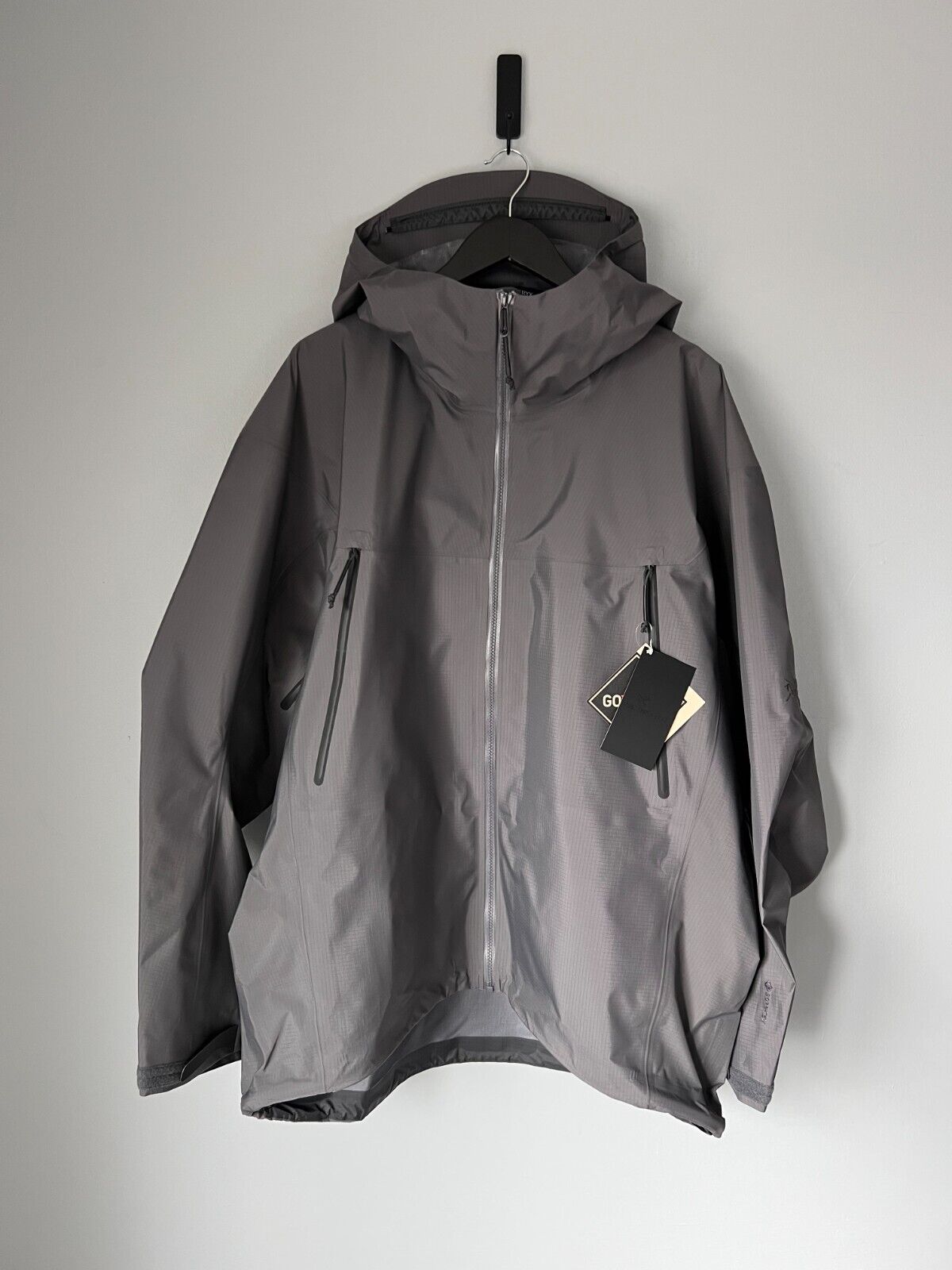 Arc'Teryx Leaf Alpha Jacket LT Gen 2.2 - Size XXL - Wolf Arc'Teryx Leaf Alpha Jacket LT Gen 2.2 - Size XXL - Wolf