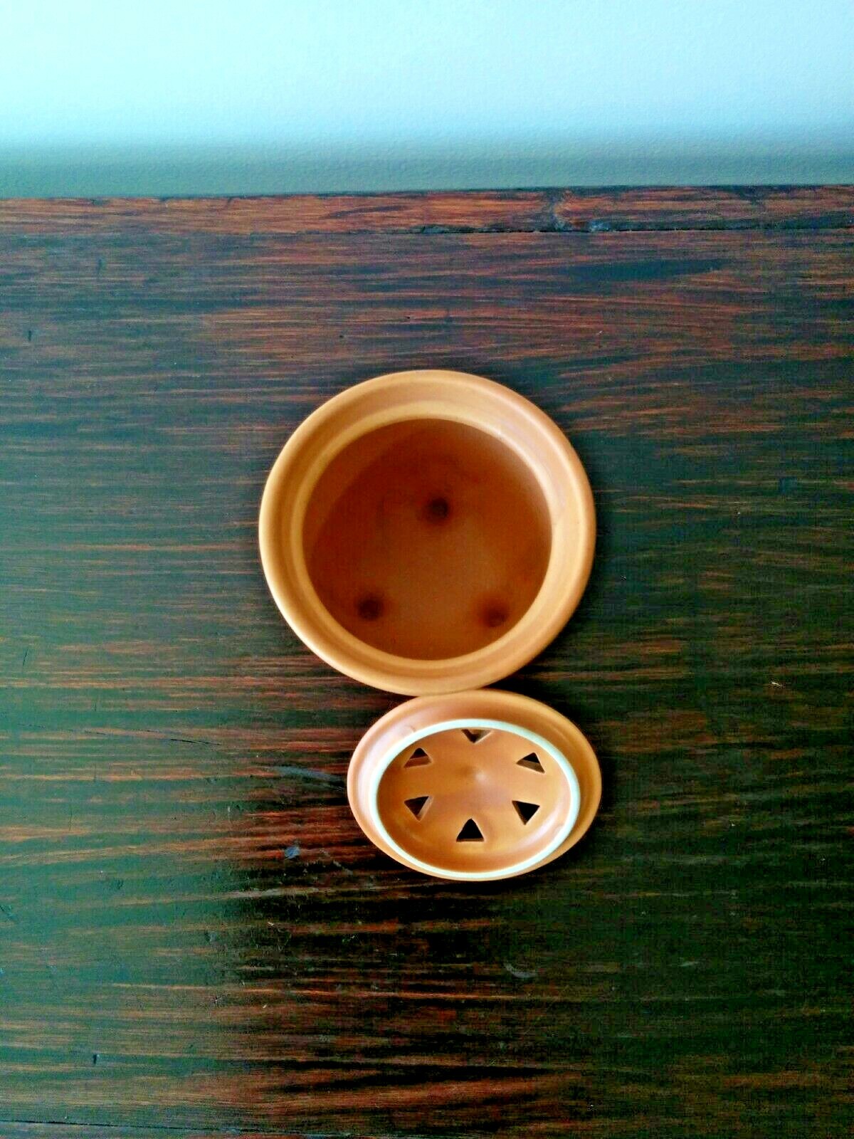 Ceramic Garlic Pottery Holder  In Great Condition