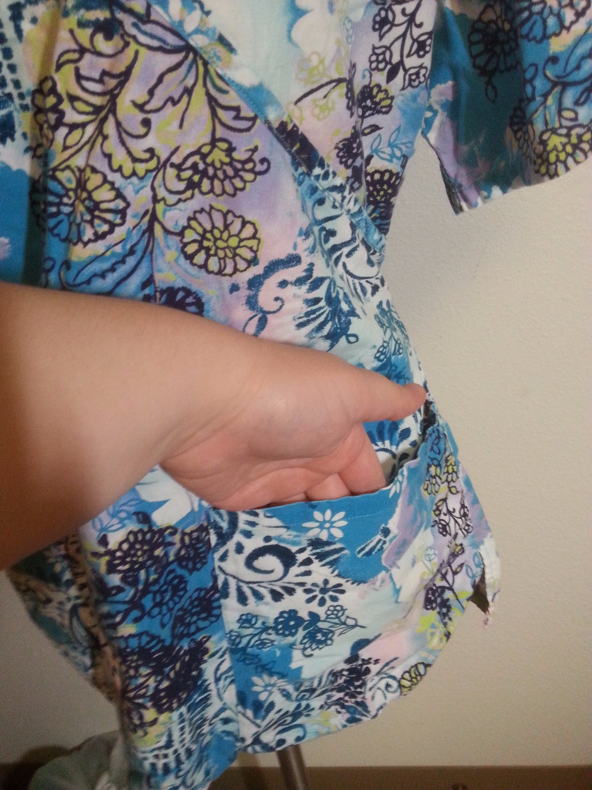 VLife M blue floral swirl scrub nurse doctor womens tie vneck medical print top