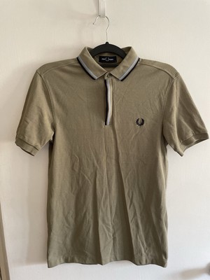 Fred Perry Men s Polo Shirt M8559 Size Small P2P- 17  Length- 27 