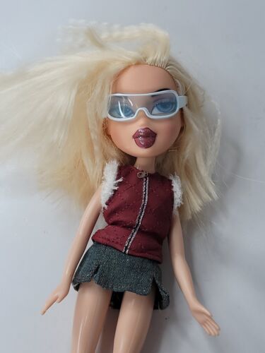 Bratz Winter Wonderland Cloe Doll and accessories Rare HTF Bratz Winter Wonderland Cloe Doll and accessories Rare HTF