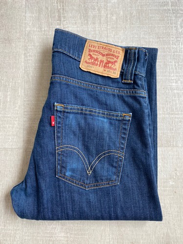 dark blue levi jeans