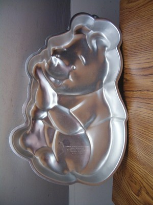 NICE WILTON WALT DISNEY PRODUCTIONS WINNIE THE POOH SHAPED CAKE PAN 515-401