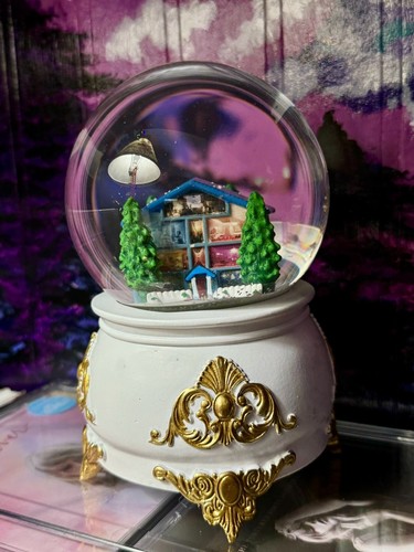 Taylor Swift OFFICIAL LOVER HOUSE 2023 SNOW GLOBE SNOWGLOBE