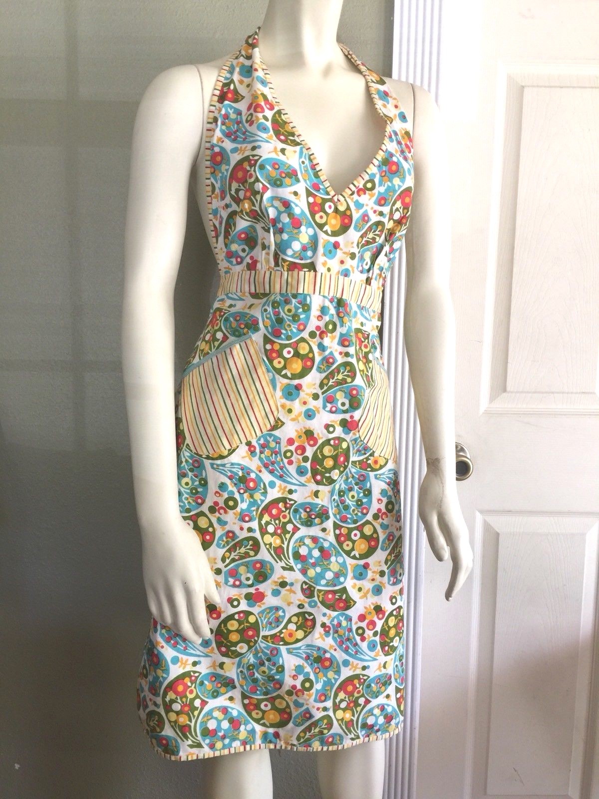 bright fun v-neck halter tie bib apron two pockets knee length...no tags