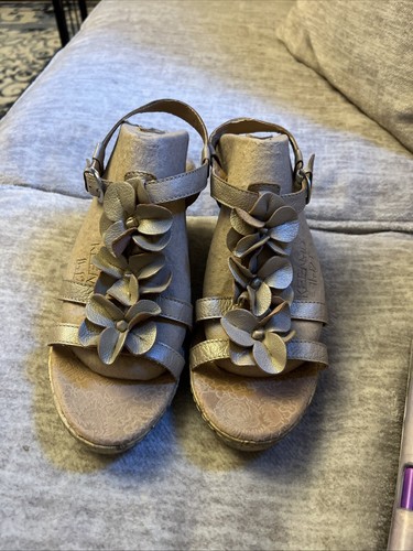 BOLO Born Women's Sz 11 Wedge Heel Buckle Sandals Metallic Leather Floral