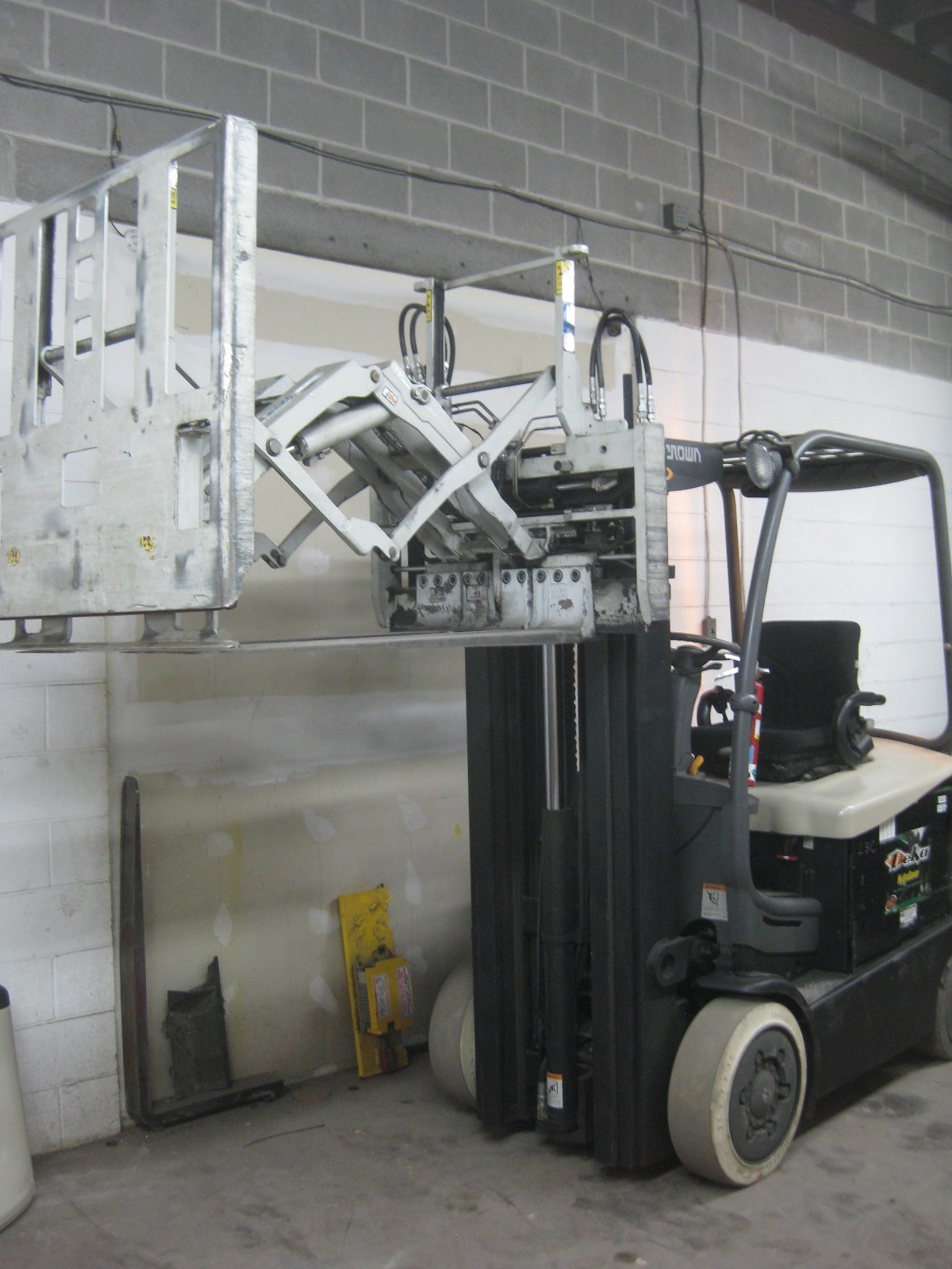 CROWN Electric FC4525-40 FORKLIFT - 4000 lb capacity -w/Cascade PushPull Attach