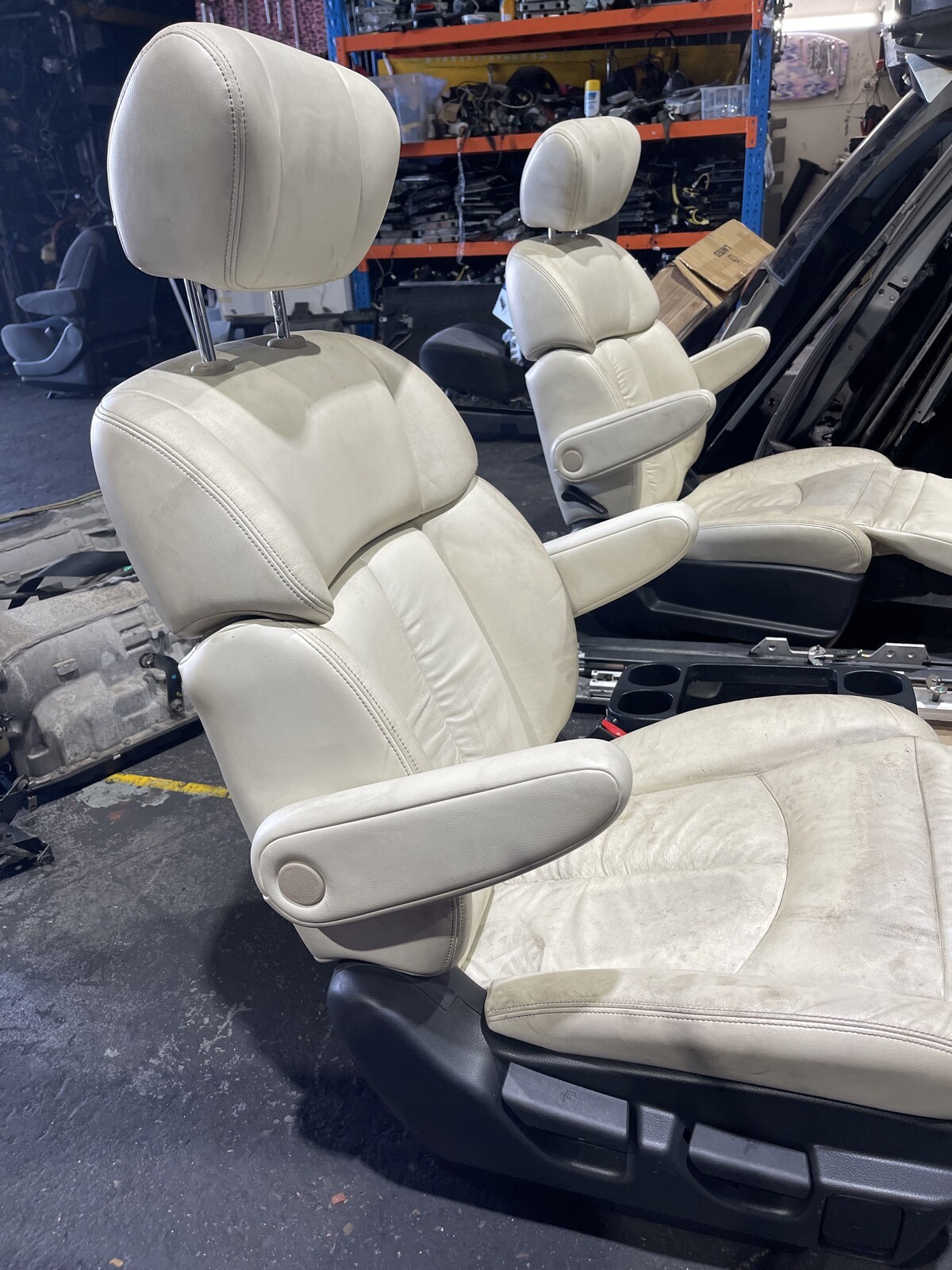 NISSAN ELGRAND E52 SECOND ROW L AND R SEATS WITH RAILINGS AND BRACKETS - thumbnail 4