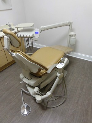 ADEC 511 DENTAL CHAIR W/ DELIVERY UNIT & WALL LIGHT