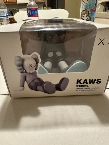 【開封品】KAWS WHAT PARTY BLACK メディカムトイ Kaws - What Party Vinyl Figure (Black) - GraffitiStreet