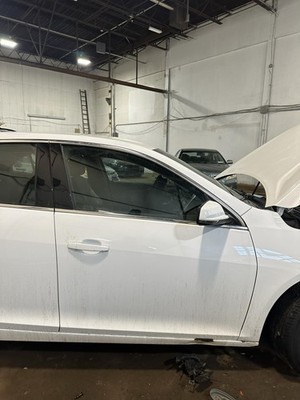 14 15 16 CHEVY MALIBU Front Door Glass Passenger Side Right