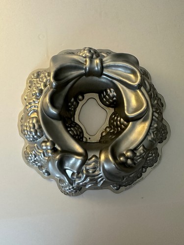 Nordic Ware Holiday Wreath Bundt Pan 9 cups 2.1 liters