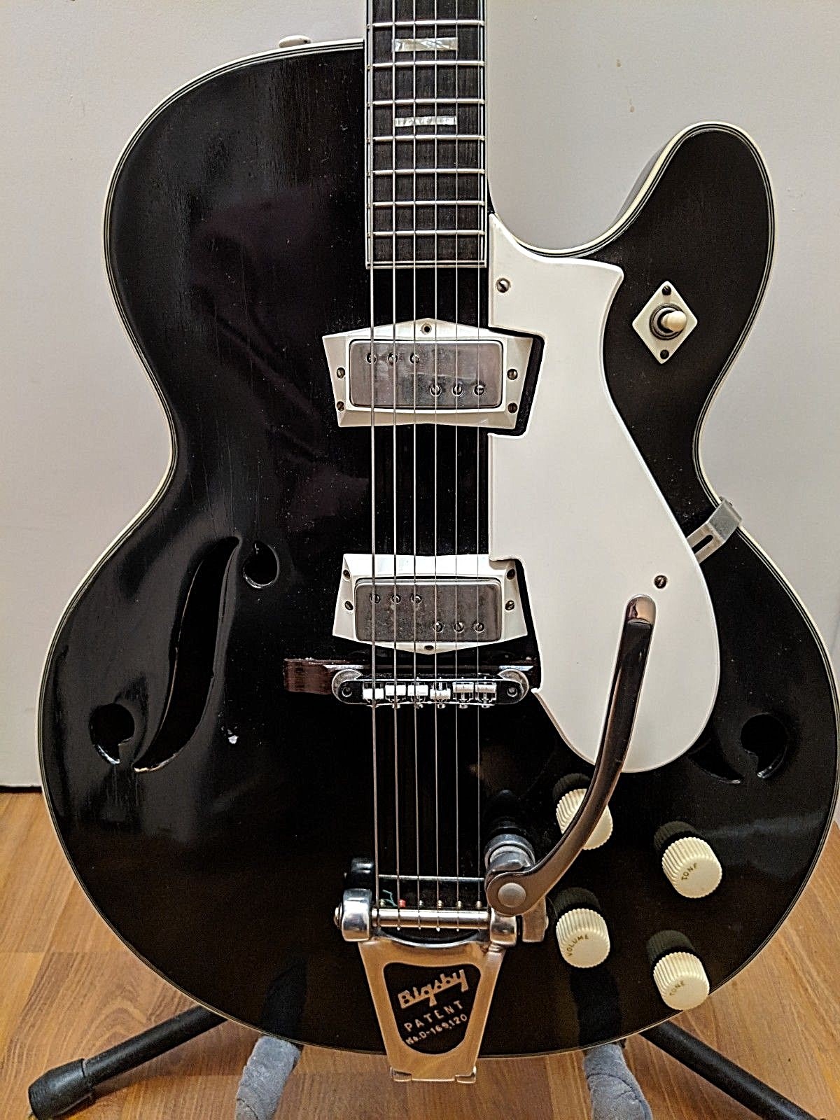 Silvertone 1446 'Hubert Sumlin Model'
