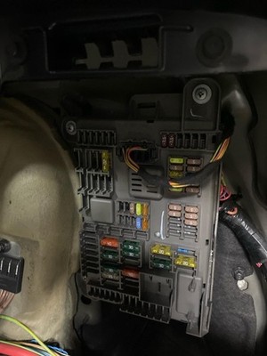 08 09 10 11 12 13 14 BMW X6 Engine Fuse Relay Box