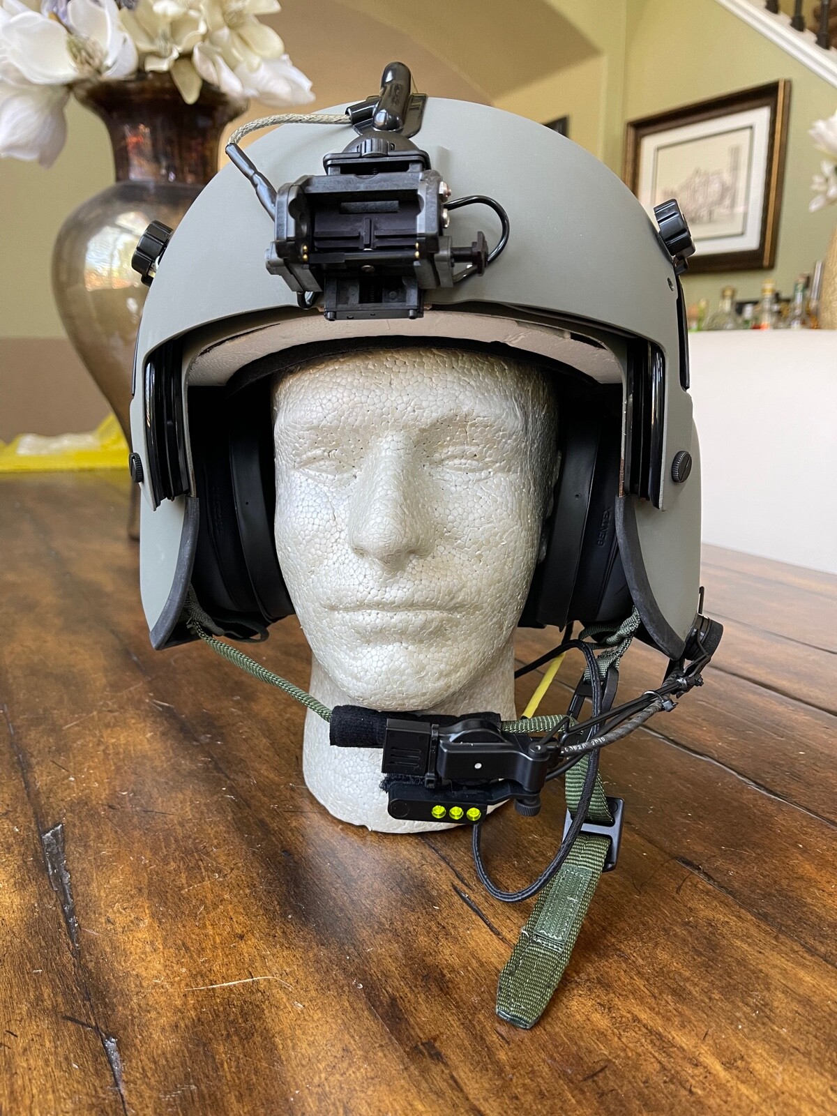 HGU 56P MEDIUM HELICOPTER PILOT FLIGHT HELMET NVG, LIP LIGHT HGU56