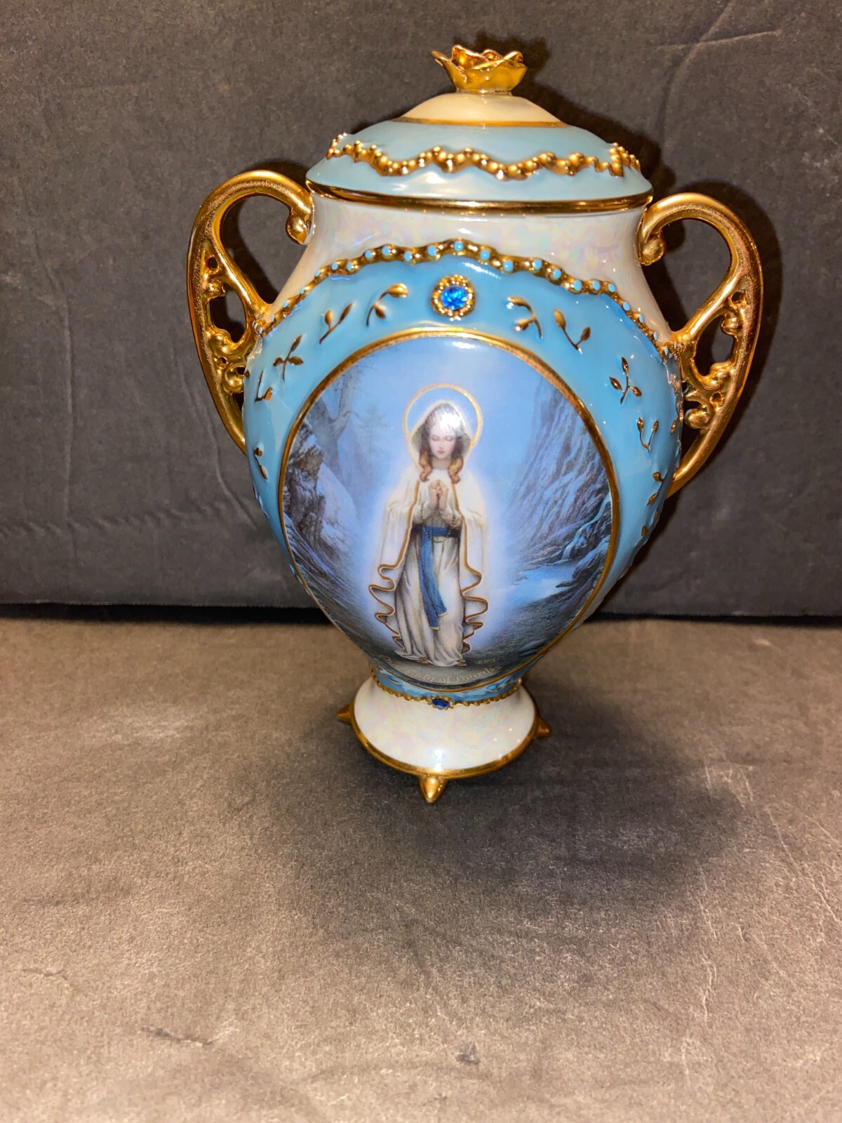 Ardleigh Elliot Visions of Mary Heirloom Porcelain Music Box Ardleigh Elliot Visions of Mary Heirloom Porcelain Music Box