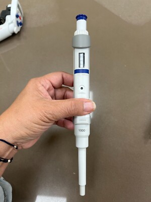 Eppendorf Research Plus - Adjustable pipettor 1000uL-with Calibration cert, tips