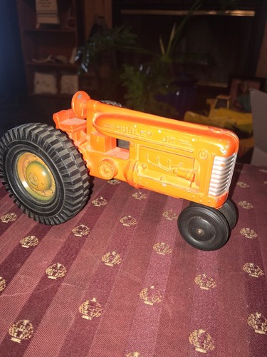 VINTAGE DIE-CAST HUBLEY JR FARM TRACTOR