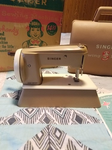 Vintage Singer Sewhandy Sewing Machine Model 40K w/ Original Box *Tested & Works