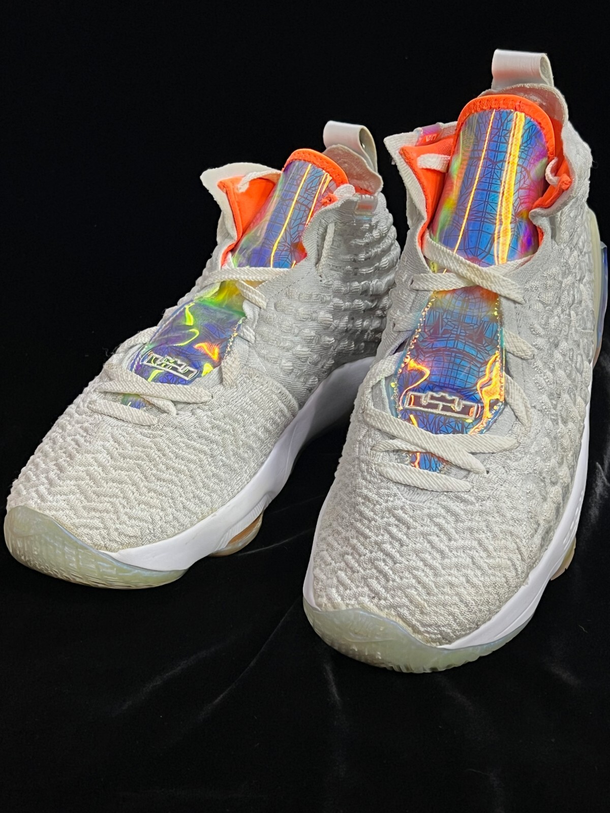 ★サイバイマン ★Nike LeBron 17 ホワイト/マルチカラー Up close : Nike Lebron 17 : White Multicolor 2019 - YouTube