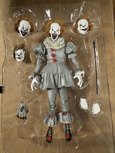 NECA Ultimate Pennywise 7 Pollici – Action Figure IT Con 4 Teste, Mani E Recinto, Collezione Horror - 2