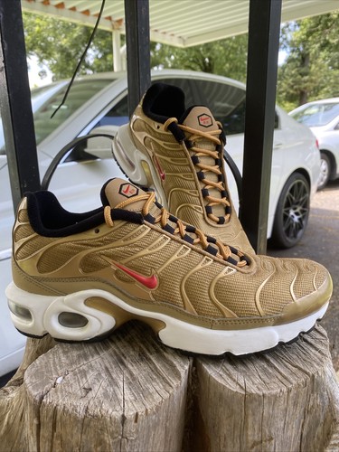gold air max plus on feet