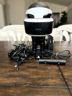 PlayStation 4 and Playstation 5 - VR Bundle in Excellent Condition 