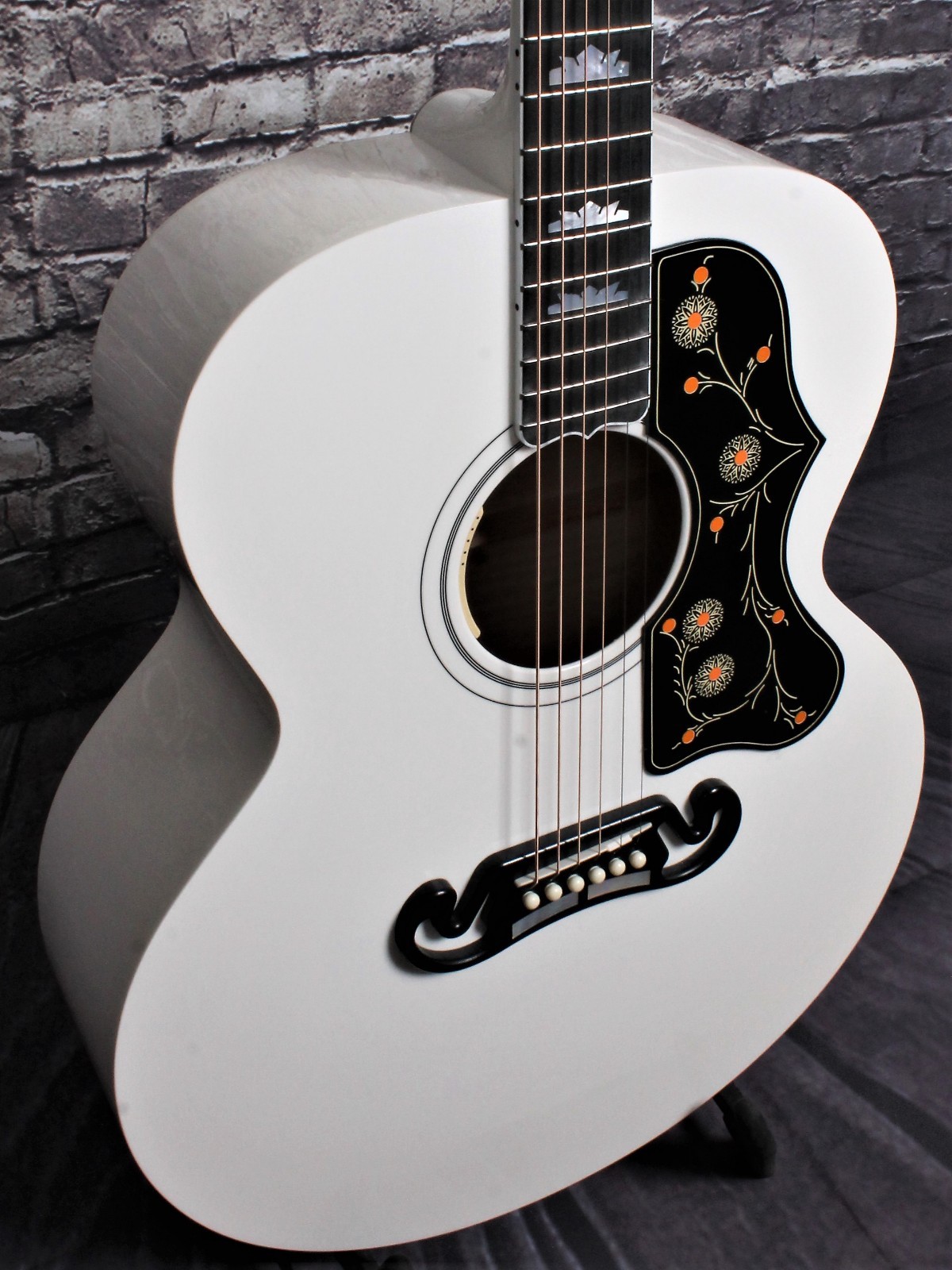 2018 Gibson Acoustic SJ-200 Standard - Alpine White