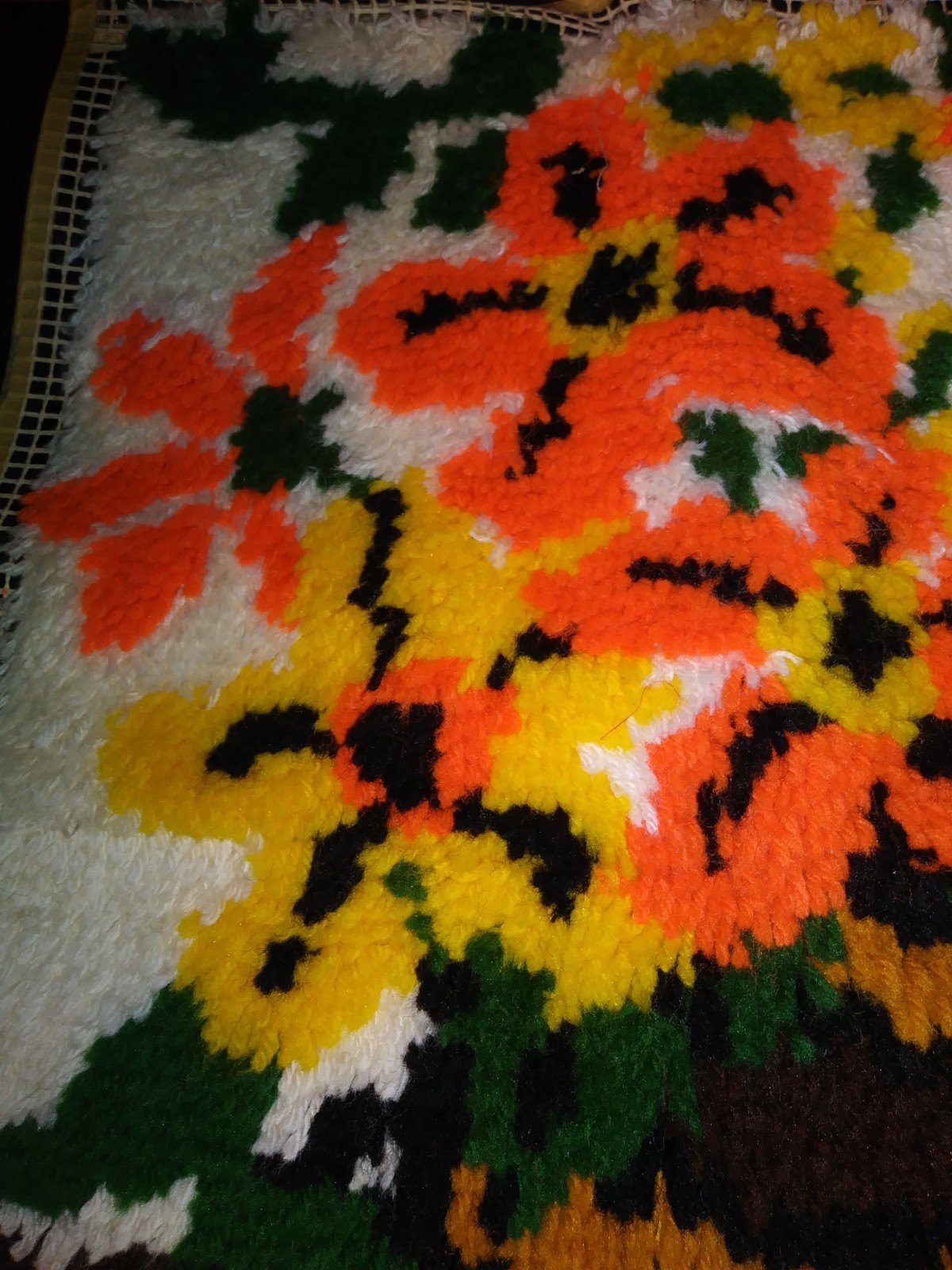 vtg 1970s completed latch hook retro flowers 23