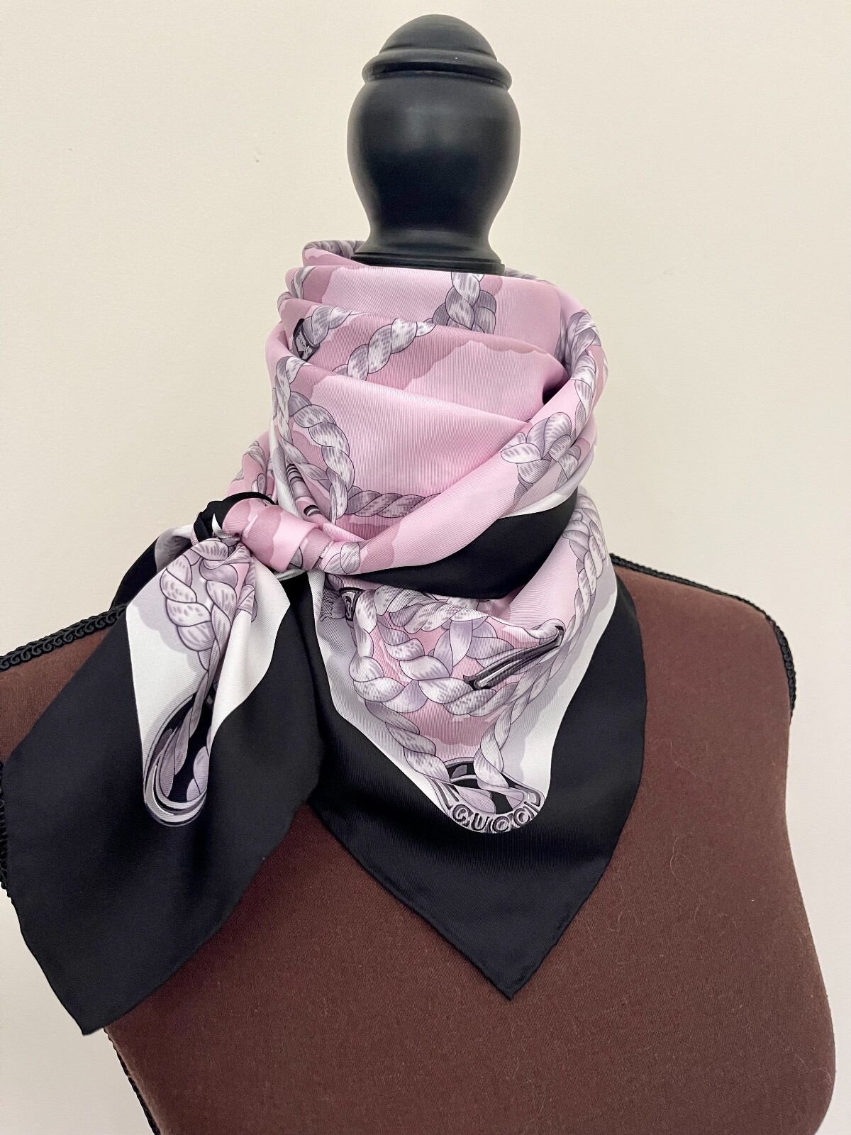 Pre-owned Gucci Unisex  Silk Wrap Gg Logo Ropes Print Pink Black Border Scarf