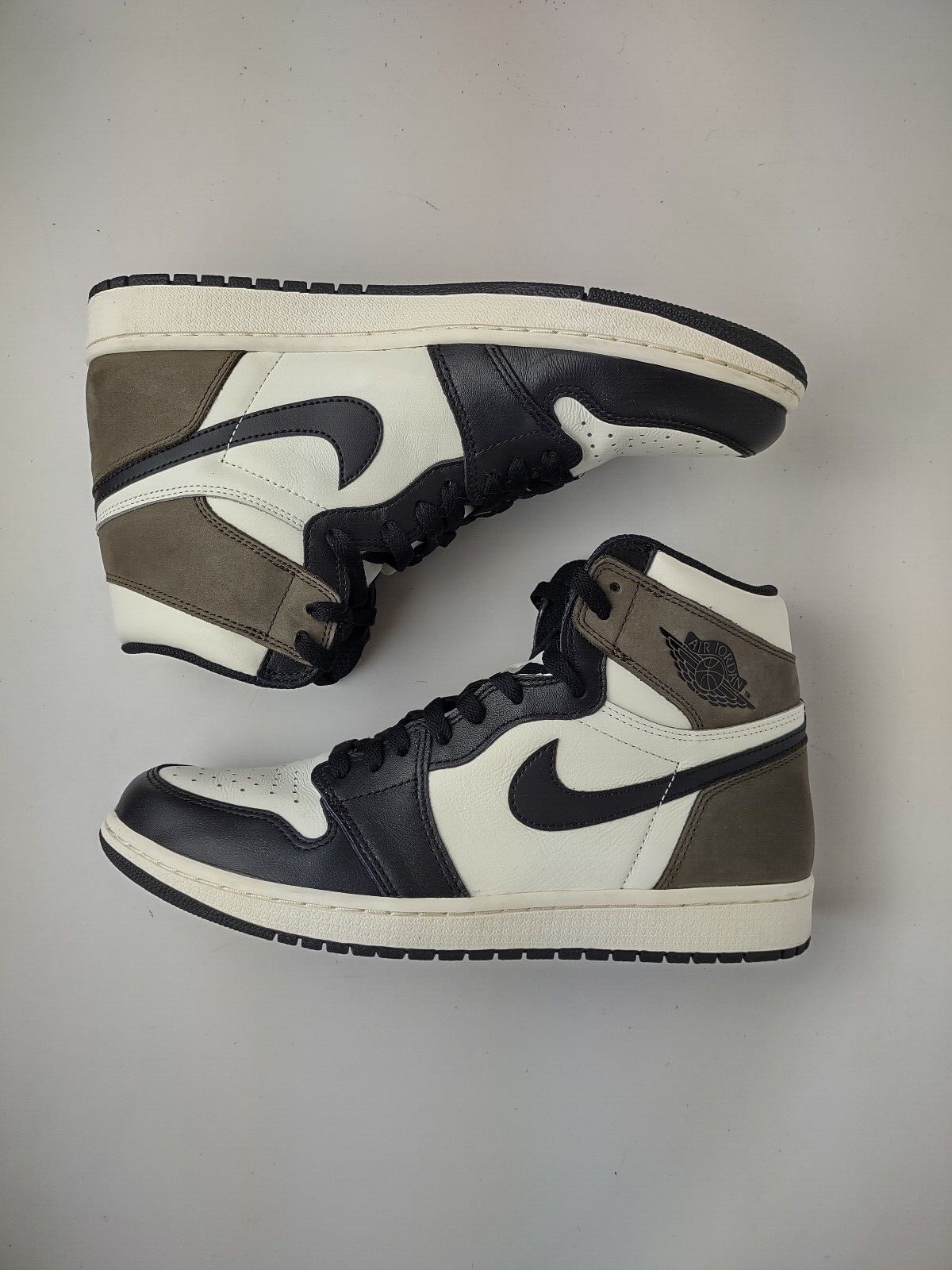 

Мужские кроссовки Nike Air Jordan 1 Retro High OG Mocha Brown White Black 555088-105 10,5, Коричневый, Nike Air Jordan 1
