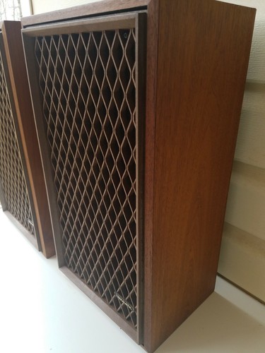 Vintage Realistic Nova-5 Bookshelf Speakers Working *See pictures for Cracks*